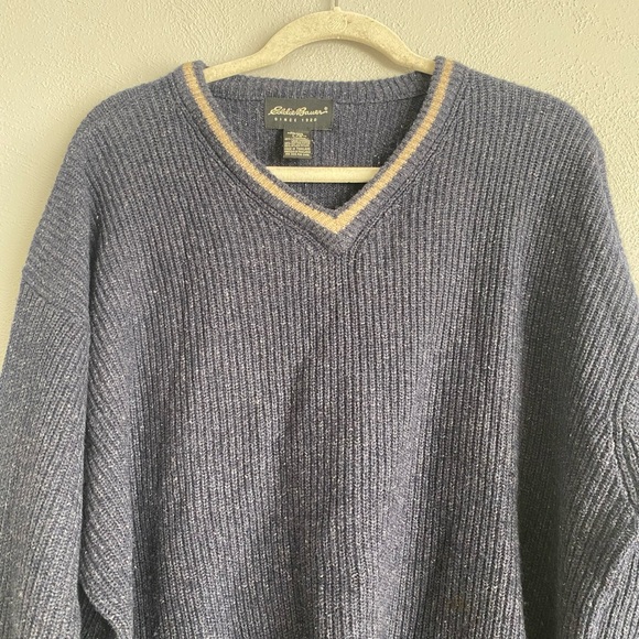 Eddie Bauer Men’s Sweater Size Large Wool V-Neck Navy Blue Soft Warm - Picture 3 of 6